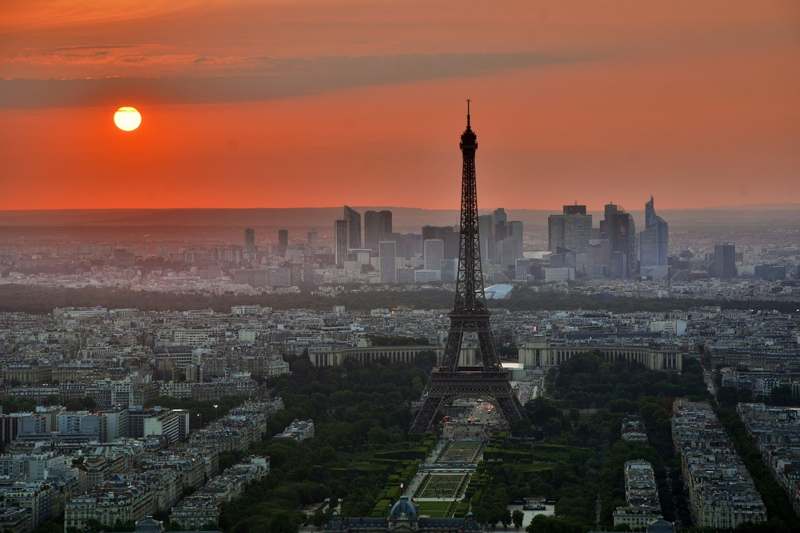 Paris i gryningen.